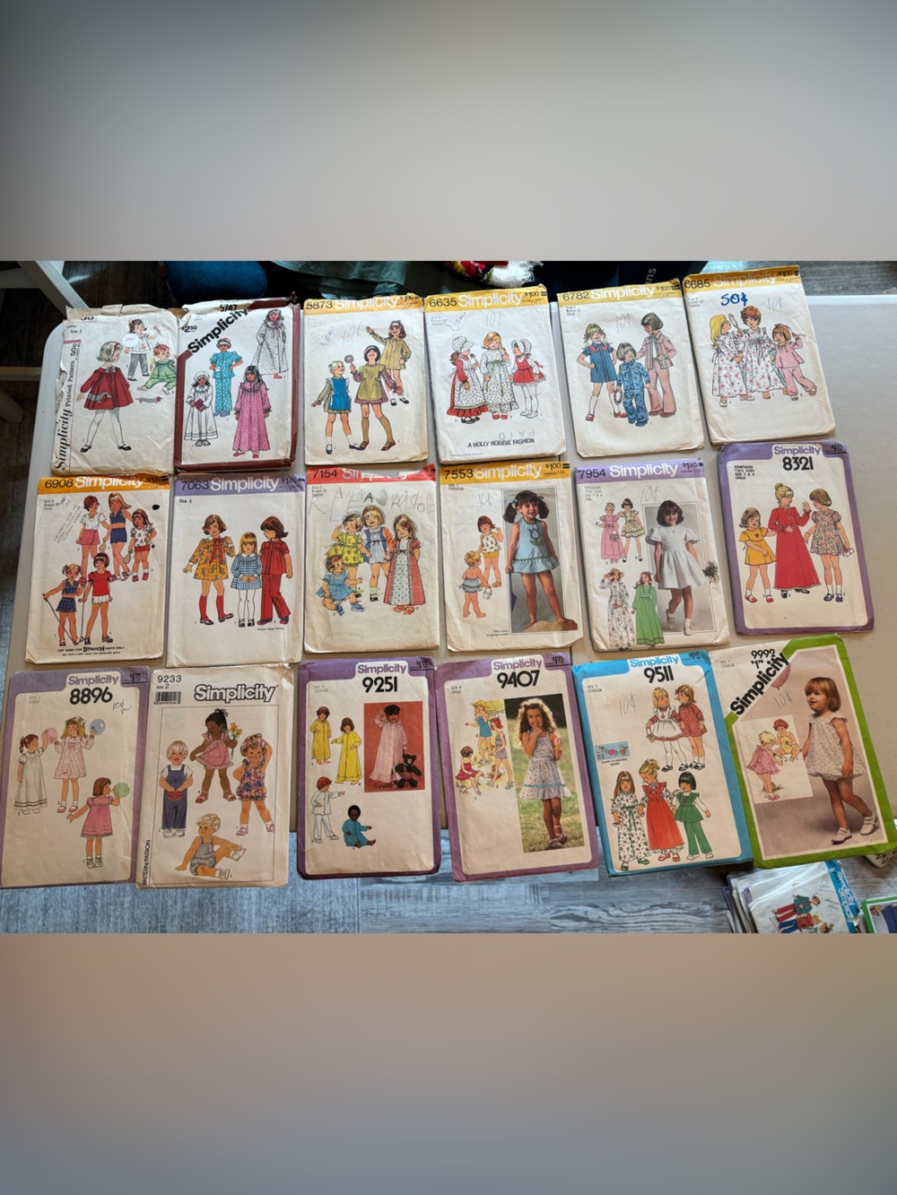 Simplicity Vintage Kids Pattern Pack set/18
Lot 11